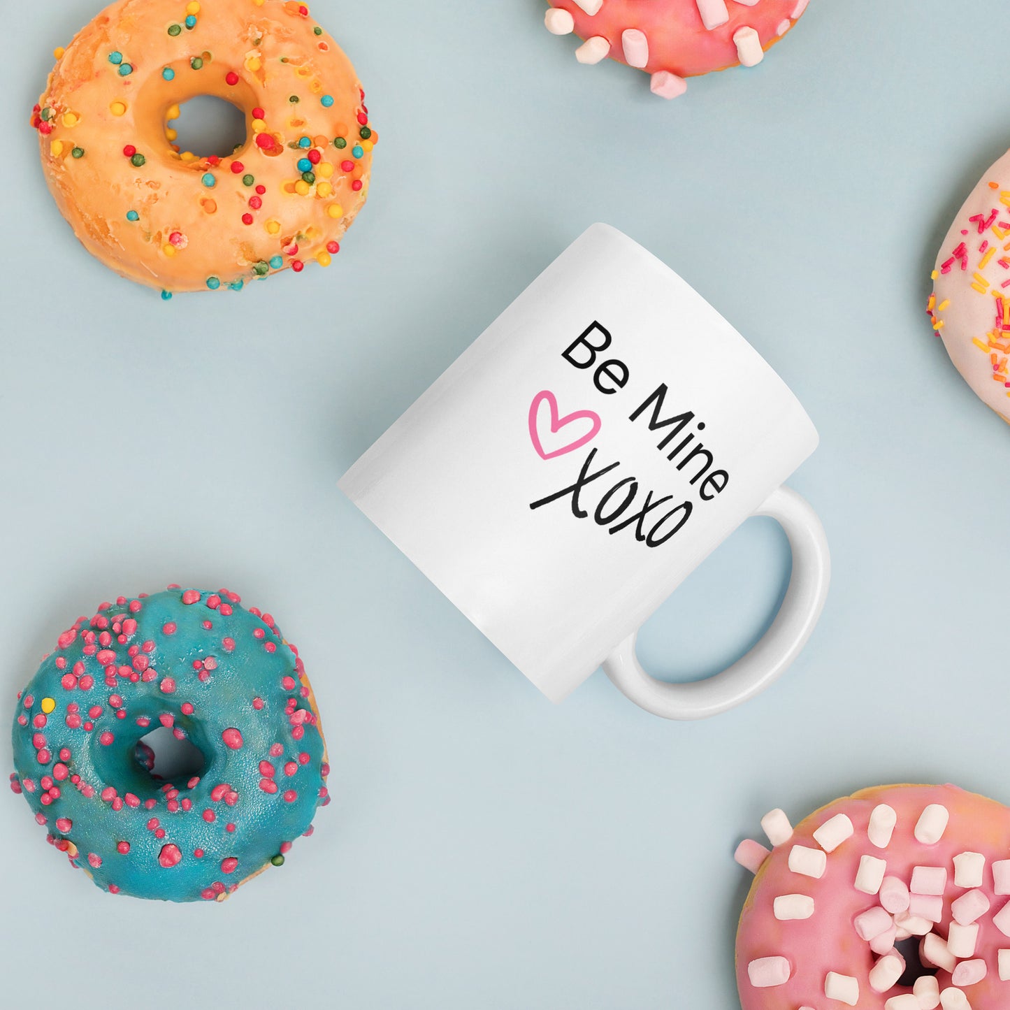 Sweet Valentine's Day coffee mug with Be Mine xoxo saying - glossy white finish