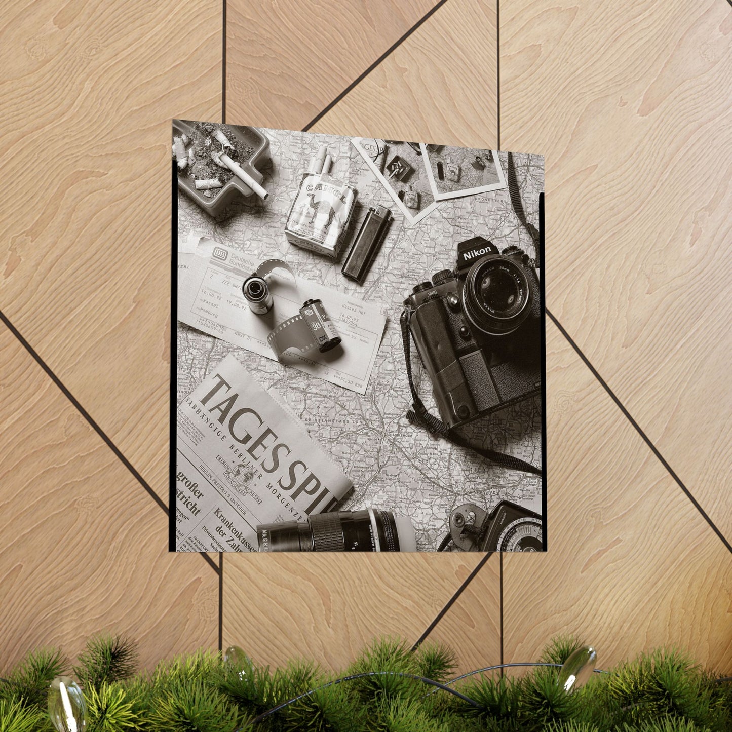 Camera and photography equipment on a map with 'Tages SPI' text, on a wooden surface.